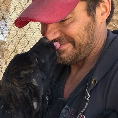 Picture of Thorsten Kaye with his dog